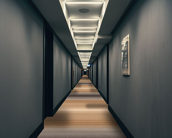 Ковер коричневый полосатый коридор